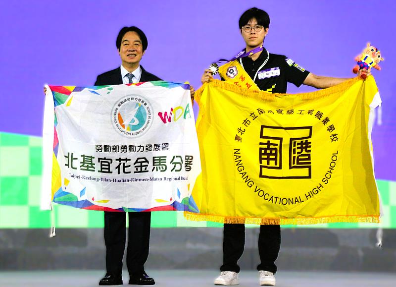 北分署金屬結構製作職類選手何宇恩勇奪金牌,由總統賴清德親自頒獎。