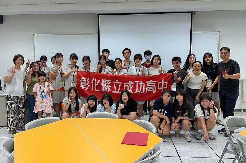 東海大學外國語文學系與彰化縣成功高中合作舉辦大學體驗營,為高中學子搭建起探索大學生活的橋樑,並深入認識外文系的學習特色。