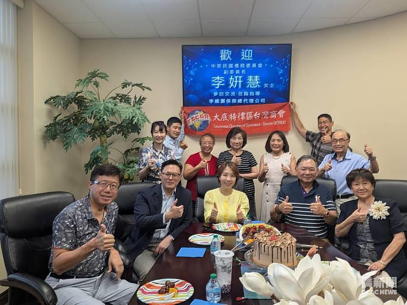 李姸慧(前排中)參訪專業保險經紀公司,與負責人李維灝(前排右2)、商會理事團隊等合影。