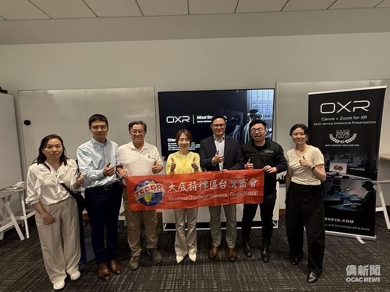 僑務委員會副委員長李姸慧（中）參訪科技新創Mixel Studio Inc.，與負責人林語喬（右2）、僑務委員李延志（左3）及大底特律區臺灣商會會長林志嘉（右3）等合影。