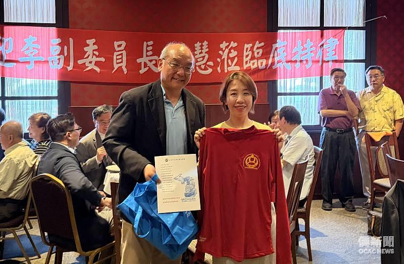 全美總會總會長李君豪代表大會致贈紀念禮品予李姸慧,感謝她親赴密西根與僑教界人士交流。