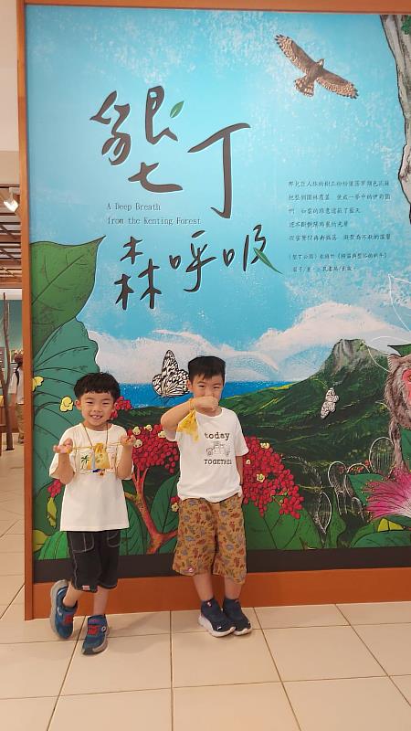 小朋友展示小香袋。