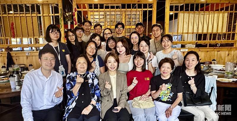 僑務委員會副委員長李姸慧（前排左3）與密西根大學臺灣學生會交流，與學生會會長王昭人（右3）及僑務顧問楊逸鴻、僑務促進委員司徒達森（左2及右2）等人合影。