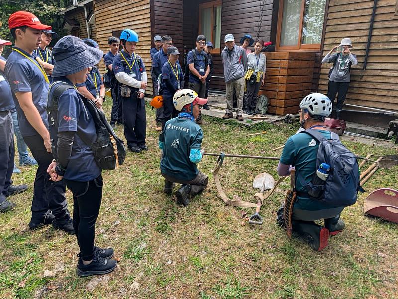 老師講解手作步道工具正確使用方法。