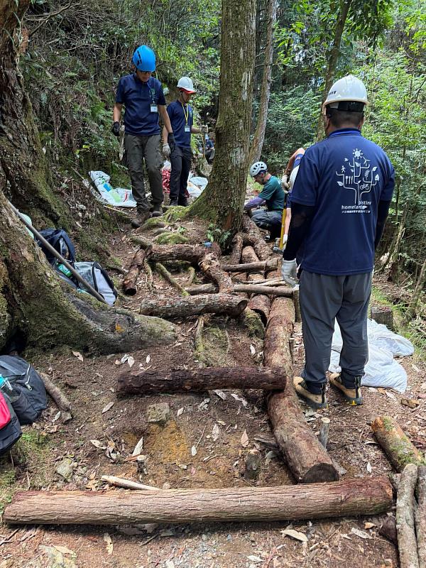 設置橫木護坡留住鋪面土石。