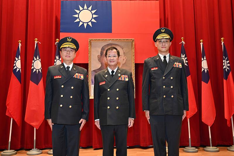 局長陳崇岳及2位新任大隊長合影。