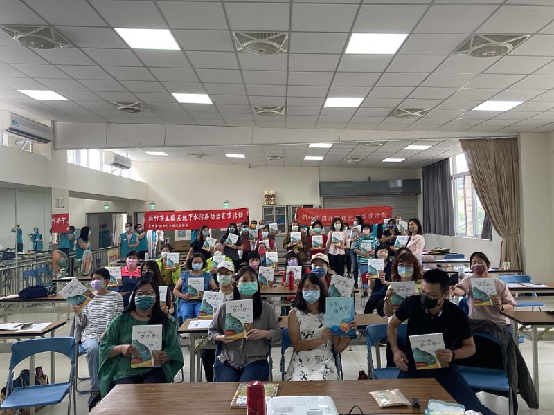 參訓學員展示手上的經典環境保育繪本教材。(資料照片)