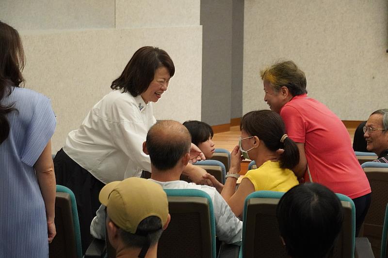 黃敏惠市長與民眾互動。
