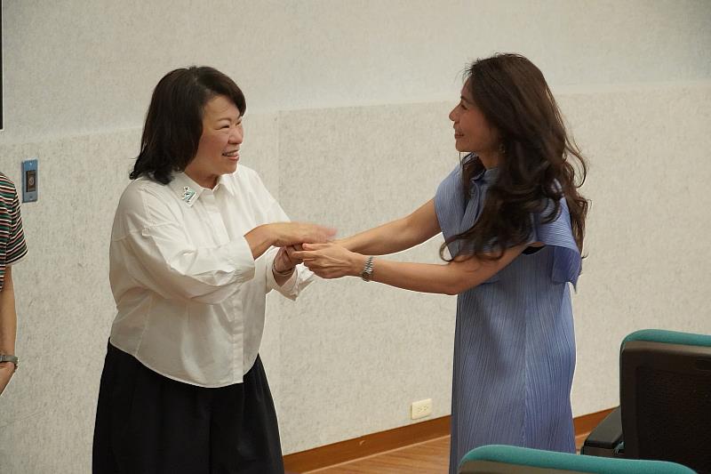 黃敏惠市長與民眾互動。