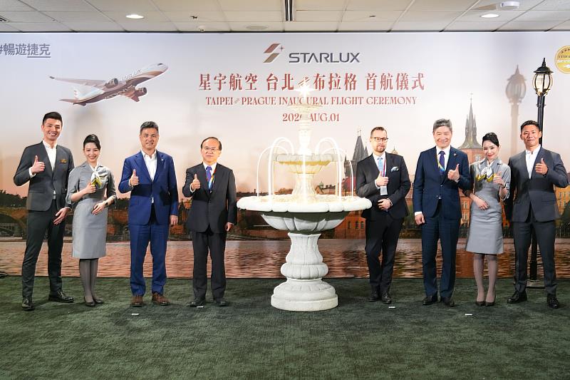 星宇航空翟健華執行長、桃園國際機場公司陳彥伯董事長、捷克經濟文化辦事處代表史坦格（David Steinke）、桃園國際機場公司范孝倫總經理出席星宇航空台北－布拉格首航活動，慶祝星宇航空正式迎來歐洲航網嶄新篇章。