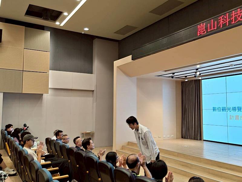 計畫主持人吳國龍教授與師生互動分享成果。