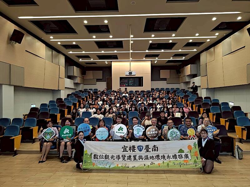崑山科大辦理USR計畫期中成果展,全體合影。