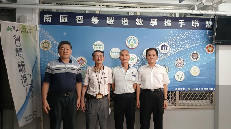 機器人所陳銓富（右2）與指導教授陳國泰（左2）、機器人系王建仁主任（左1）及指導教授趙全鋐（右1）合影。