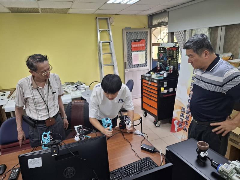 劉宗玹（中）與指導教授討論模仿學習實作。