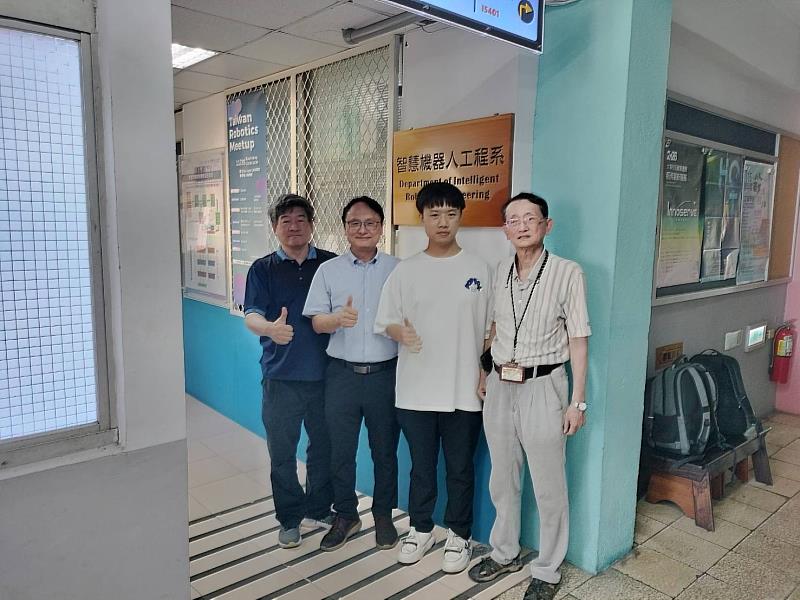 機器人所劉宗玹（右2）與指導教授陳國泰（右1）、機器人系王建仁主任（左1）及口試委員勤益科大資訊工程系副教授兼進修部主任張傳旺（左2）合影。