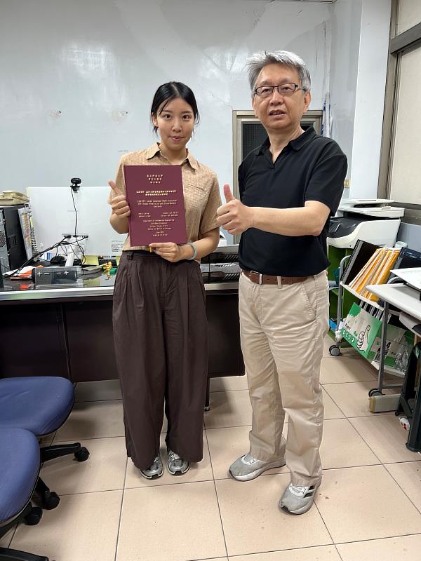 林子瑜（左）與資工系王文彥教授（右）合影。