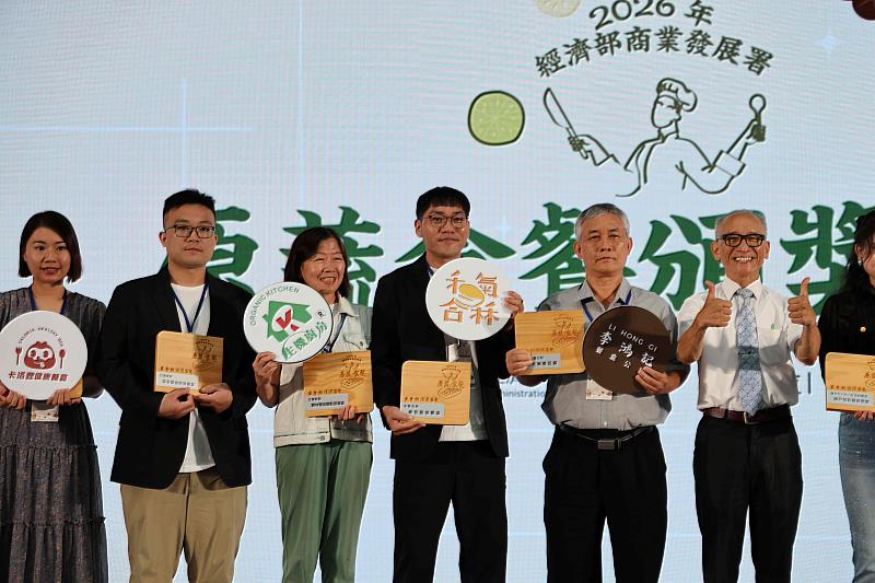 「禾氣合秝」創辦人林建穎（左4）與全體獲獎業者一同合影留念。