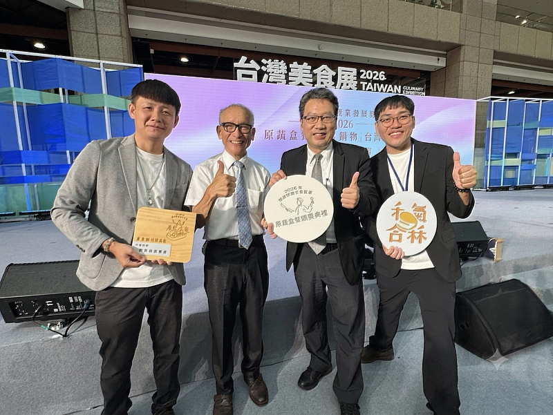 公廣系校友鐘啓榮（左起）、評審長鬍鬚張股份有限公司張永昌董事長、經濟部商業發展署郭宇主任秘書、林建穎於典禮現場合影。