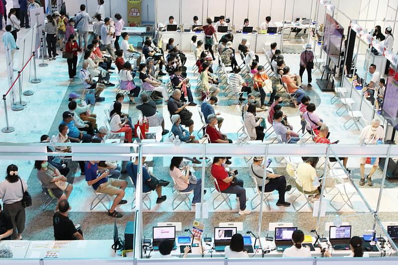 嘉市購物節，滿千送百兌換首日。