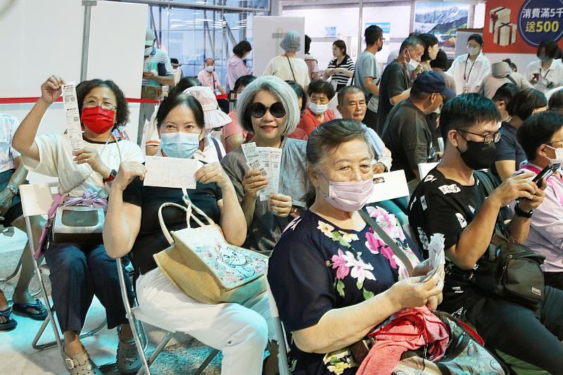 民眾持發票兌換現金。