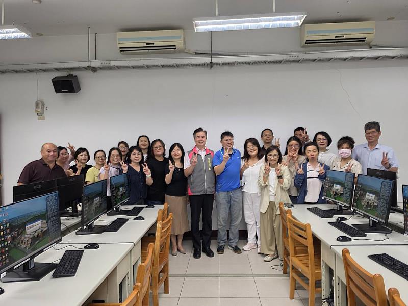 研習期間育達科技大學王育文董事長(圖中)特別親自到場為全體參與教師加油打氣,感謝教師們利用暑假持續精進專業能力,展現終身學習的精神。