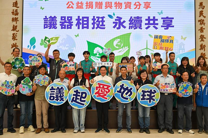 黃凱議長和本會各議員及受贈公益團體大合照。