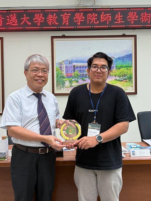 東華大學與清邁大學代表互贈紀念品。