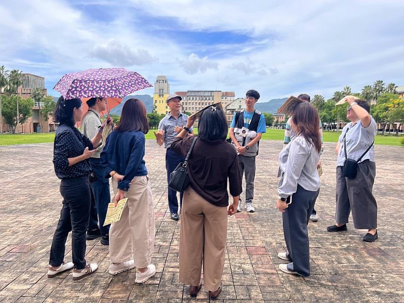 張德勝老師帶領來訪貴賓進行校園導覽。