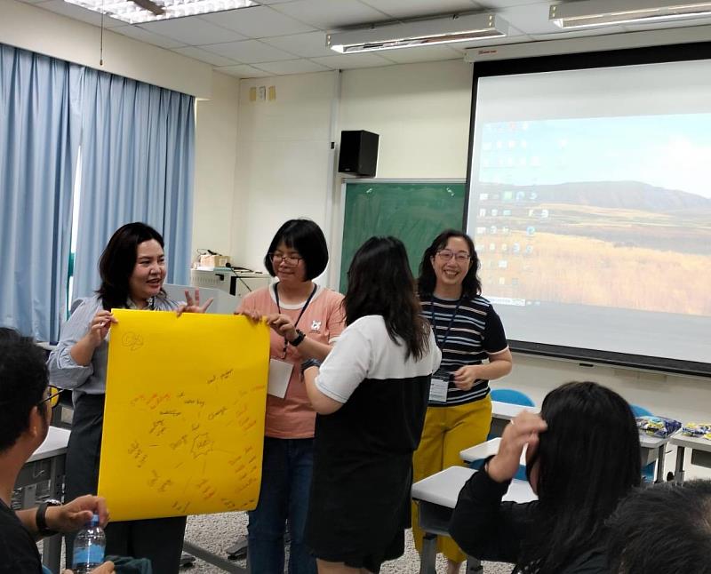 臺泰雙方學生進行分組交流與討論。