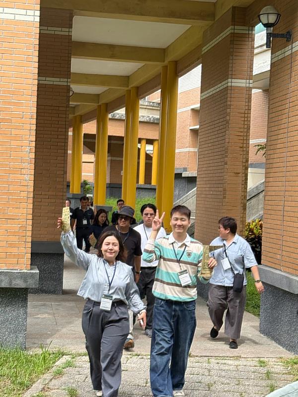 泰國師生穿梭於東華大學圖書館。