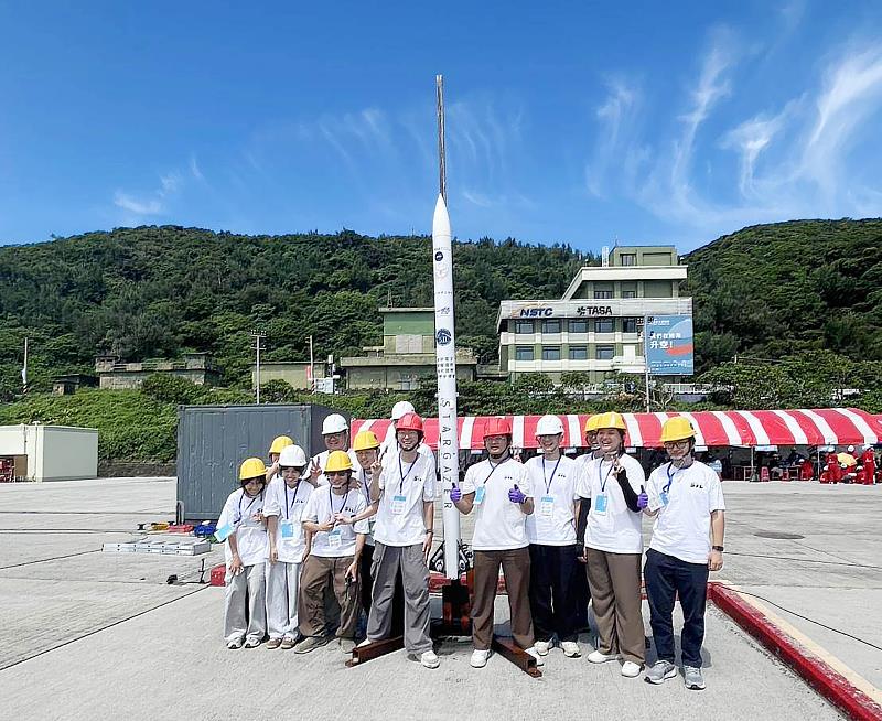 航太系太空科技實驗室成員於發射前合影。(圖/淡江大學提供)