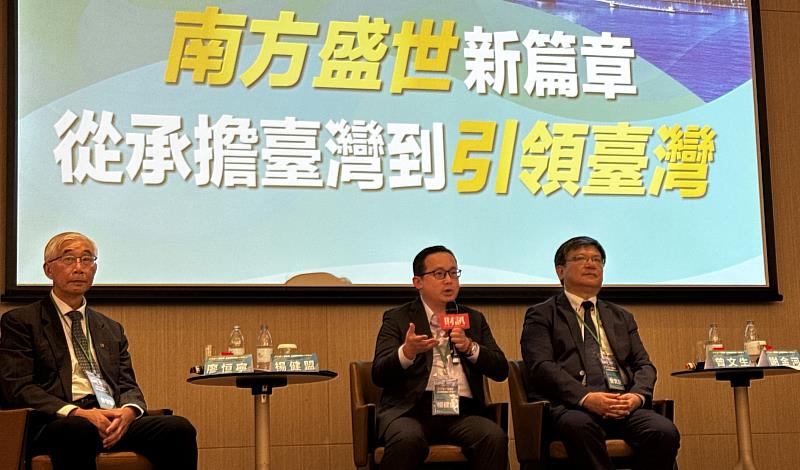 擷發科技董事長楊健盟(中)出席「2026 財訊城市論壇」,與台電董事長曾文生(右)、長興材料總經理廖恒寧(左)等產業領袖同台對談,宣示擷發深耕大南方的AI戰略佈局。