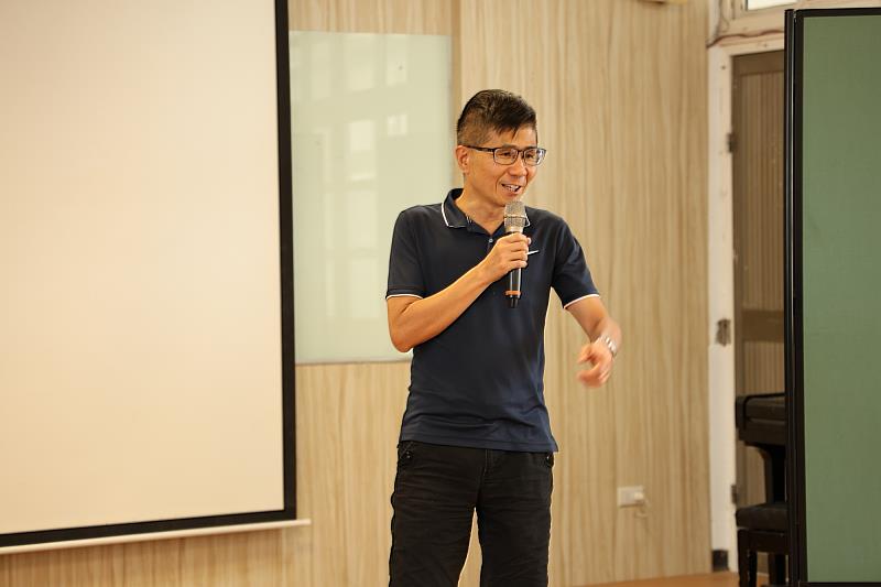 始業式由石門實驗國中教研主任杜陳聖致詞，勉勵團隊工作人員及學員互助互長，共創4天充實回憶。
