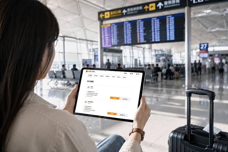 「大哥保你放心」將台灣大會員服務與富邦產險旅平險整合於台灣大哥大App,一站完成國際漫遊申辦與旅平險投保。