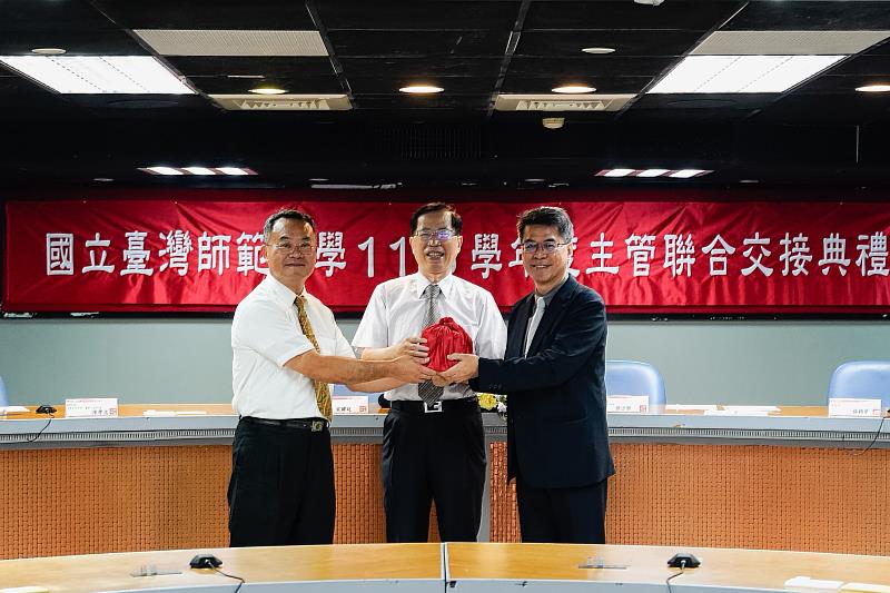 在宋曜廷校長(中)的監交下,圖書館館長由卸任的廖學誠教授(左)交接印象予新任館長李志宏教授(右),象徵館務正式薪火相傳,未來將持續精進圖書資訊服務,打造更完善的知識學習環境,支持師生教學、研究與終身學習。
