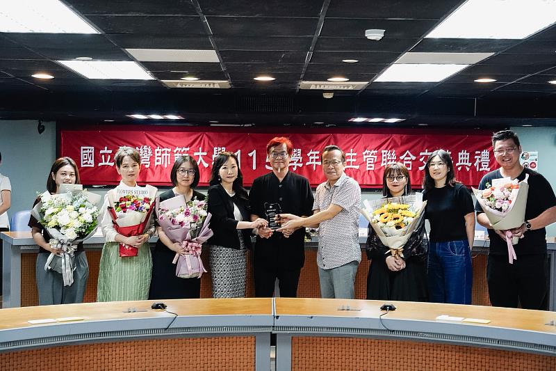 藝術學院院長莊連東教授(右5)監交下,美術學系主任由孫翼華教授(左4)交接予朱友意教授(右4),持續推動藝術教育、創作研究與美感教育發展,系上同仁特別獻花致賀。