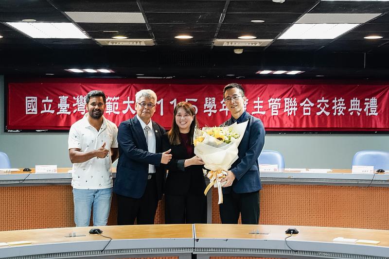 國際與社會科學學院賴志樫院長(左2)交接予新任院長洪嘉馡教授(右2),象徵學院邁向新的發展階段,持續培育具全球視野與社會關懷的人才,深化國際合作與跨域研究。右1為東亞系新任主任林昌平副教授。
