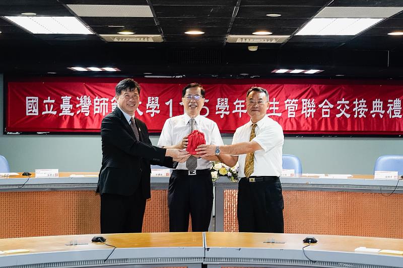 文學院由兼任教務長的須文蔚院長（左）卸任，交接予新任院長廖學誠教授（右），期許文學院持續在人文教育、文化研究、跨域創新與國際交流等面向深耕發展。