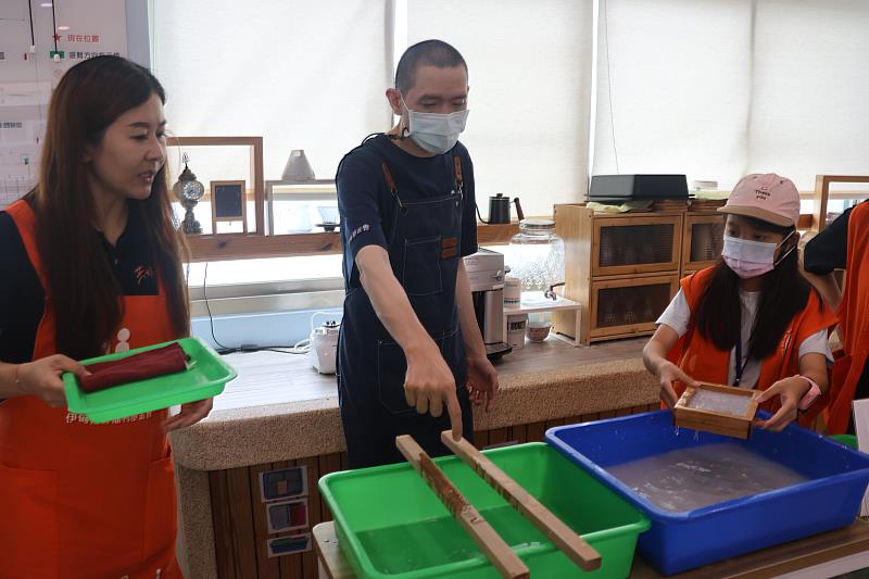 淡水中正小作所服務使用者擔任手作小老師，帶領學童體驗DIY手抄紙。