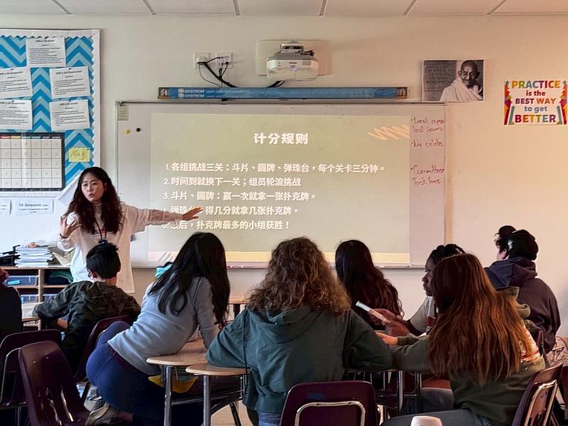 師資生李喬雲帶領美國學生進行遊戲互動。
