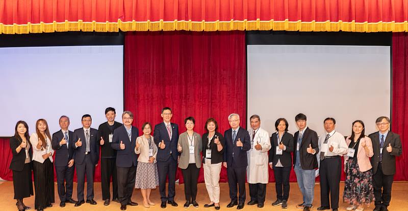 資誠聯合會計師事務所會計師劉美蘭（左起）、北醫生醫加速器執行長易詩恩、陽明交通大學醫務管理研究所律師劉汗曦、證券櫃檯買賣中心組長李柏宏、普華商務法律事務所合夥律師馬碩遠、普華國際不動產公司總經理田揚名、證券櫃檯買賣中心主任秘書林婉蓉、資誠聯合會計師事務所所長暨策略合作事業執行長徐聖忠、中山醫學大學董事長周英香、衛生福利部社會保險司司長張鈺旋、中山醫學大學校長林俊哲、中山醫學大學附設醫院院長蔡明哲、秀傳醫療體系執行長黃靖媛、中山附醫院務發展辦公室主任許富舜、國防大學通識教育中心教授林金龍、維梧資本執行董事馮蘭絜、大千綜合醫院副院長賴賢勇於2026中臺灣生醫創育深耕平台產業加速論壇合影。