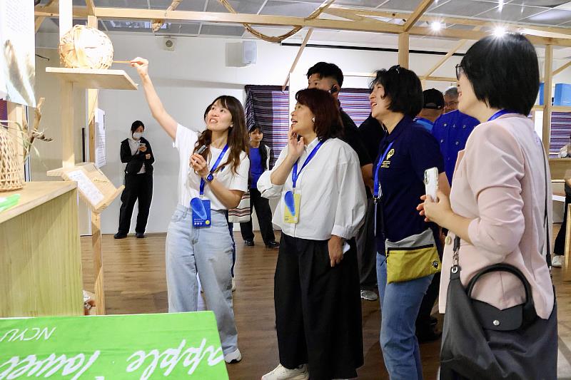 黃敏惠市長帶領市府團隊,參訪台東博覽會各大展區。饒慶鈴縣長率縣府團隊交流城市治理經驗。