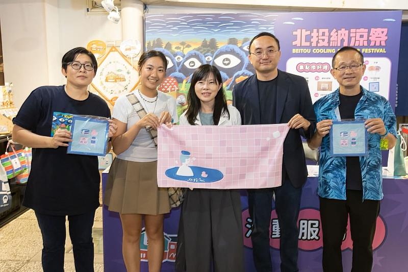 溫博館鍾兆佳館長（左起）、臺師大葉明佳同學、台北市文化局陳譽馨副局長、臺師大陳皇利講師、台北市文化基金會黃文彥副執行長。