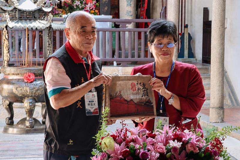 南大與祀典武廟互贈紀念品，象徵建立長期合作夥伴關係，共同推動文化傳承、教育創新與地方共榮。