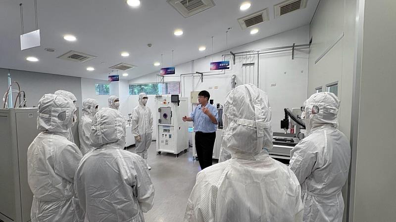 學員穿著無塵服於校內封裝類產線平台實作，深入了解半導體製程。