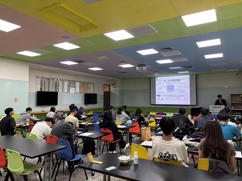 學生於課堂專心聆聽課程，展現跨域學習與扎實培訓成果。