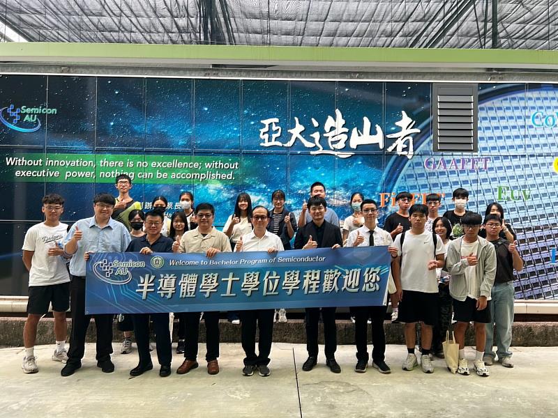 亞大半導體營隊學員與老師，於「造山者」前合影，象徵扎根培育科技人才。