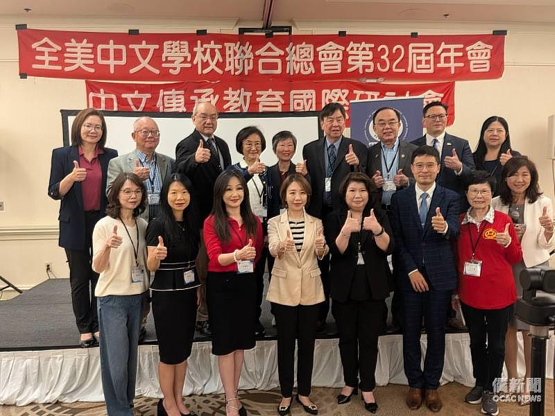 李姸慧(前排左4)與新任總會長李娜亞(前排左3)及歷任總會長、理事合影。