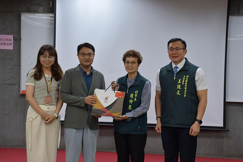 南大行政管理學系主任吳宗憲致贈感謝禮，感謝臺南市政府支持行管營，共同促進公共行政教育與地方治理交流。