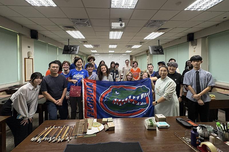 南大本土語文教育資源中心主任張惠貞教授歡迎佛大師生，透過夏日涼扇書法課程開啟臺美文化交流。